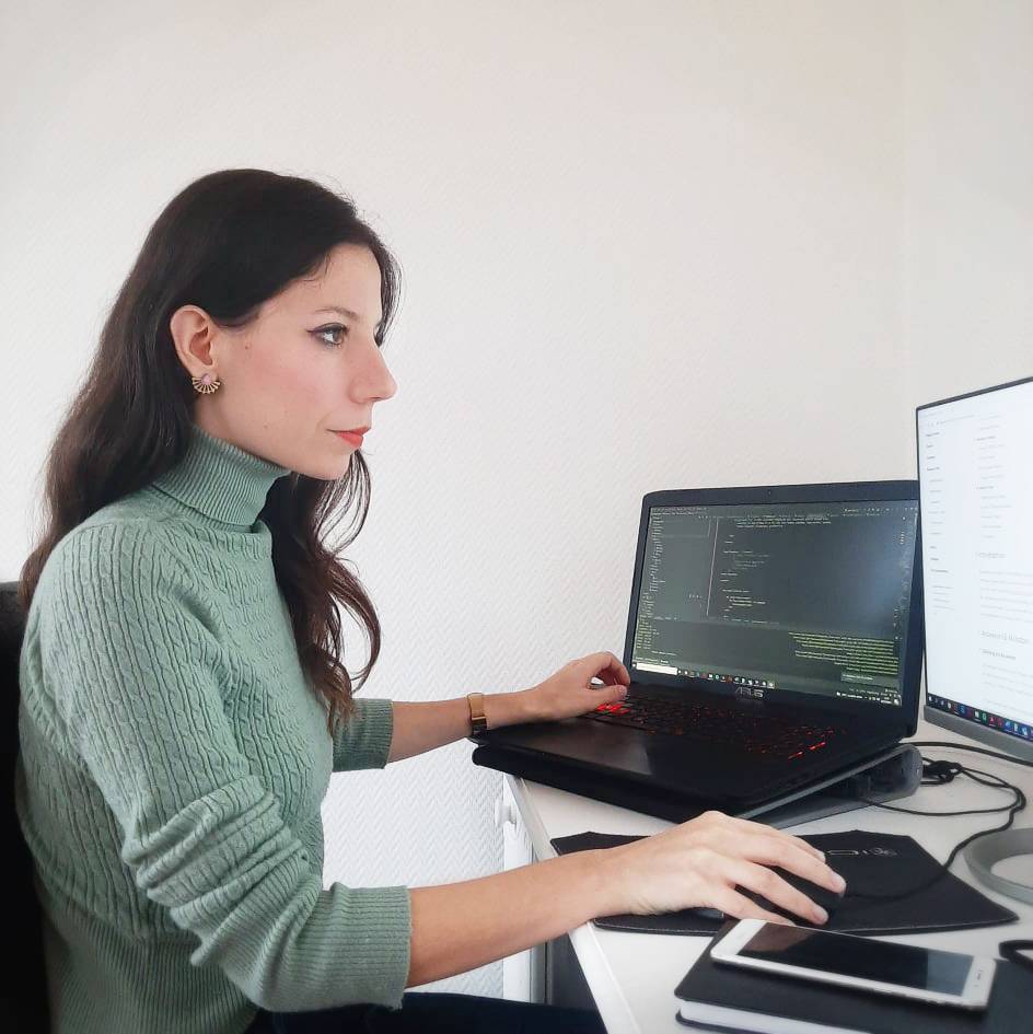 Photo de Margaux à son bureau qui programme un site web sur son ordinateur